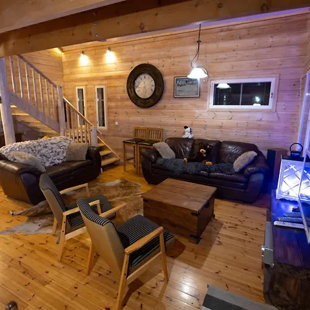 Pine House, Saimaa Pettila